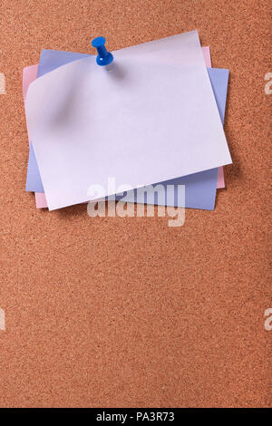 Diversi colori vari sticky post note verticali sullo sfondo di sughero Foto Stock