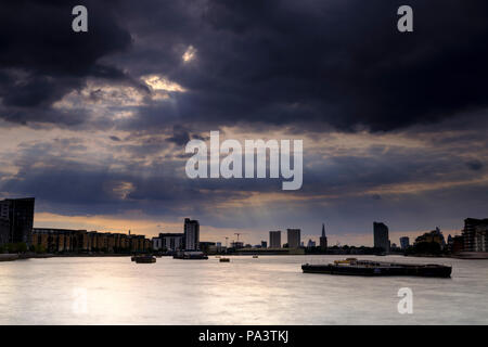 Vista panoramica del Tamigi verso il coccio su un estate nuvoloso in serata con luce dorata da Greenwich, Regno Unito Foto Stock