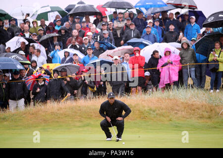 Stati Uniti d'America's Tiger Woods fino un putt sul 1 verde durante il giorno due del Campionato Open 2018 a Carnoustie Golf Links, Angus. Foto Stock