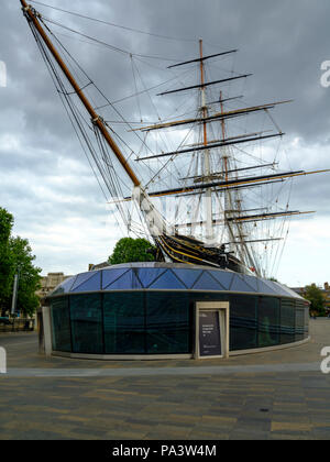 Estate sera Nuvoloso luce dorata del Cutty Sark nei pressi del vecchio Collegio Navale, Greenwich, Regno Unito Foto Stock