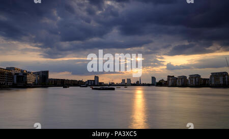 Vista panoramica del Tamigi verso il coccio su un estate nuvoloso in serata con luce dorata da Greenwich, Regno Unito Foto Stock