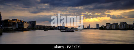 Vista panoramica del Tamigi verso il coccio su un estate nuvoloso in serata con luce dorata da Greenwich, Regno Unito Foto Stock