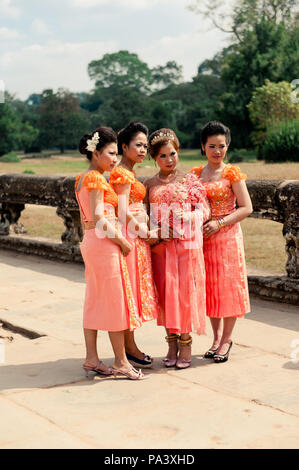 La sposa e le sue damigelle hanno festeggiare un matrimonio all'interno dei terreni del famoso tempio di Angkor Wat in Siem Reap, Cambogia, sud-est asiatico Foto Stock