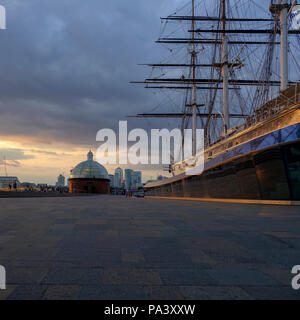 Estate sera Nuvoloso luce dorata del Cutty Sark nei pressi del vecchio Collegio Navale, Greenwich, Regno Unito Foto Stock