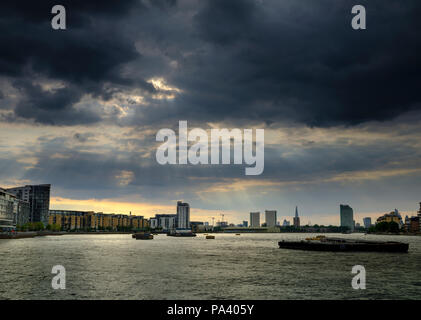 Vista panoramica del Tamigi verso il coccio su un estate nuvoloso in serata con luce dorata da Greenwich, Regno Unito Foto Stock