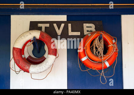 La flottazione aids a Tynemouth in Inghilterra. I dispositivi della mano sull'esterno del volontario di Tynemouth scialuppa di salvataggio brigata watch house. Foto Stock