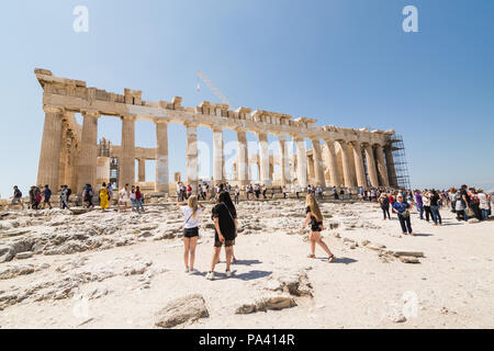 Atene, Grecia - Maggio 2018: i turisti che visitano le rovine del Partenone tempio Foto Stock