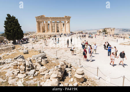 Atene, Grecia - Maggio 2018: i turisti che visitano le rovine del Partenone tempio Foto Stock
