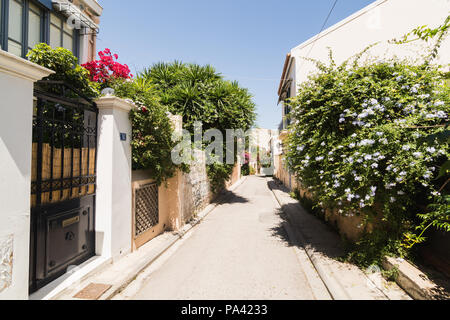 Atene, Grecia - Maggio 2018: la strada di Atene con boccola in fiore Foto Stock