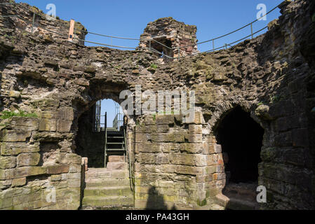 Interno del round 'Donjon' torre del XIII secolo il castello di Flint nel Galles del Nord, Regno Unito. Foto Stock