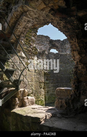 Interno del round 'Donjon' torre del XIII secolo il castello di Flint nel Galles del Nord, Regno Unito. Foto Stock