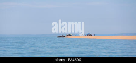 I turisti di atterraggio su una sandbar, Australia occidentale Foto Stock