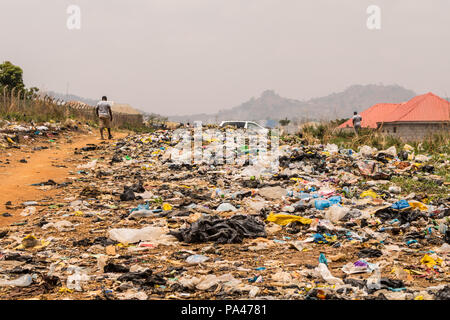 Una pila di sacchi di gomma wasteland provocare un inquinamento in città Foto Stock