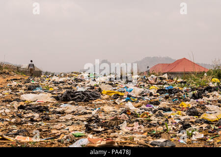 Un dump di vecchi sacchi di gomma causando pericolo ambientale nella città Foto Stock