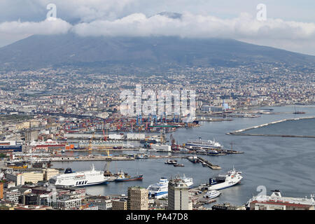 Napoli, Italia - 12 Aprile 2014: Panorama di Napoli. Napoli è la capitale della regione italiana Campania e la terza più grande città in Italia. Foto Stock