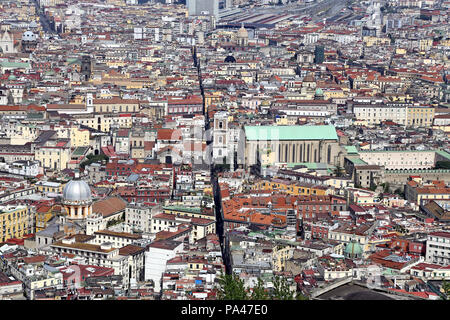 Napoli, Italia - 12 Aprile 2014: Panorama di Napoli. Napoli è la capitale della regione italiana Campania e la terza più grande città in Italia. Foto Stock