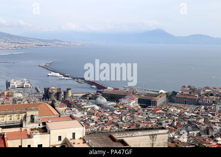 Napoli, Italia - 12 Aprile 2014: Panorama di Napoli. Napoli è la capitale della regione italiana Campania e la terza più grande città in Italia. Foto Stock