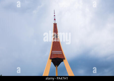 Città di Riga, Lettonia. Tover TV e sky. Grande edificio in centro città. Vista urbano. Foto di viaggio 2018. Foto Stock