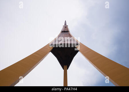 Città di Riga, Lettonia. Tover TV e sky. Grande edificio in centro città. Vista urbano. Foto di viaggio 2018. Foto Stock