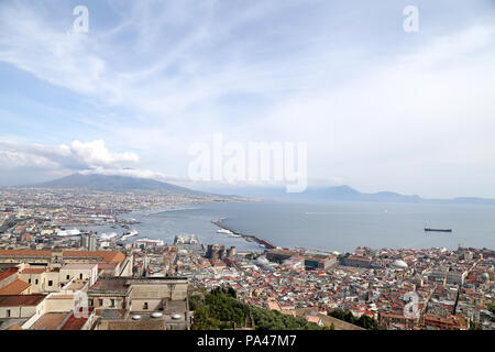 Napoli, Italia - 12 Aprile 2014: Panorama di Napoli. Napoli è la capitale della regione italiana Campania e la terza più grande città in Italia. Foto Stock