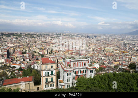 Napoli, Italia - 12 Aprile 2014: Panorama di Napoli. Napoli è la capitale della regione italiana Campania e la terza più grande città in Italia. Foto Stock