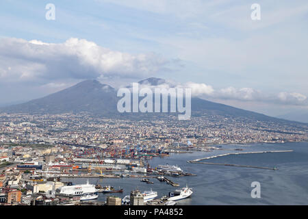 Napoli, Italia - 12 Aprile 2014: Panorama di Napoli. Napoli è la capitale della regione italiana Campania e la terza più grande città in Italia. Foto Stock