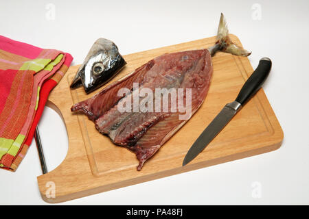 Sgombri al forno con le melanzane. Passo dopo passo. Piatto preparato: BJTNPB Foto Stock