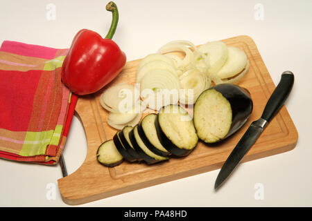 Sgombri al forno con le melanzane. Passo dopo passo. Piatto preparato: BJTNPB Foto Stock