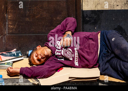 Un uomo addormentato in un portale, Londra, Inghilterra Foto Stock