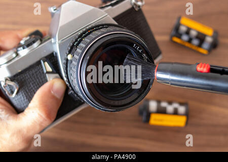 Eseguire un intervento di manutenzione su una telecamera con strumenti Foto Stock