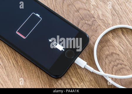 Telefono mobile in fase di ricarica Foto Stock