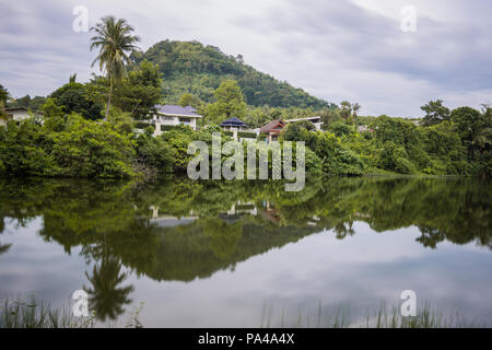 Il lago di Reflection in Phuket, Tailandia. Superficie di laghi come uno specchio riflettono l'immagine sopra, doppia immagine del paesaggio. Foto Stock
