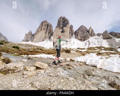 Molla Evenning panorama da popolare percorso. Picchi aguzzi Tre Cime di Lavaredo (Drei Zinnen ), Sextener Dolomiten montagne, Italien Alpi Foto Stock