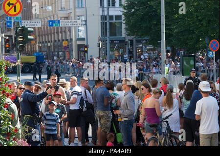 Luglio 16th, 2018, Helsinki, Finlandia, persone in piedi dietro barriere in attesa per i presidenti di USA e Russia lasciare il palazzo presidenziale . Shoja Lak/Alamy Live News Foto Stock