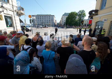 Luglio 16th, 2018, Helsinki, Finlandia, persone in piedi dietro barriere in attesa per i presidenti di USA e Russia lasciare il palazzo presidenziale . Shoja Lak/Alamy Live News Foto Stock