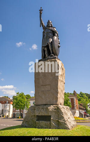 La statua del Re Alfredo il Grande punto di riferimento in Winchester, Hampshire, Inghilterra. Eretta nel 1899 per contrassegnare un migliaio di anni poiché Alfred della morte. Foto Stock