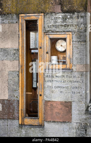 Il barometro termometro e barografi con il tempo e le informazioni geografiche sulla parete dell'edificio Guildhall in Winchester, Hampshire, Inghilterra. Foto Stock