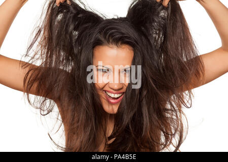 Felice giovane latina con disordinati capelli Foto Stock