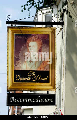 La testa della regina pub segno, Ely Street, Stratford-upon-Avon, Warwickshire, Regno Unito Foto Stock