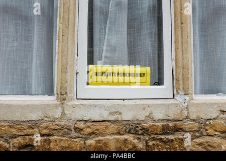 Un "residenti parcheggio solo segno nel Wiltshire villaggio di Lacock, Inghilterra. Foto Stock