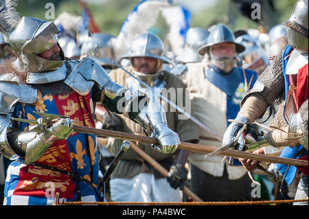 Tewkesbury, nel Gloucestershire, UK. Il 14 luglio 2018. Migliaia di re-enactors, animatori, i commercianti e i turisti si radunano a Tewkesbury per la grande Foto Stock