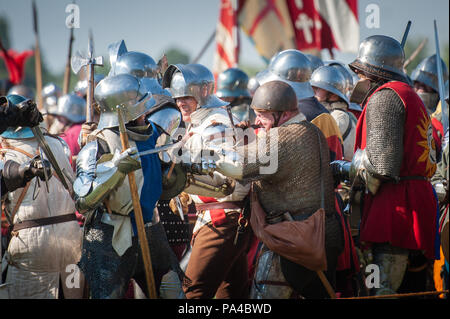 Tewkesbury, nel Gloucestershire, UK. Il 14 luglio 2018. Migliaia di re-enactors, animatori, i commercianti e i turisti si radunano a Tewkesbury per la grande Foto Stock