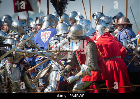 Tewkesbury, nel Gloucestershire, UK. Il 14 luglio 2018. Migliaia di re-enactors, animatori, i commercianti e i turisti si radunano a Tewkesbury per la grande Foto Stock