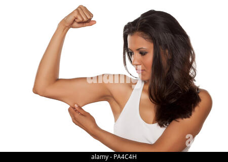 Giovane donna triste pizzicare la pelle sul suo braccio Foto Stock