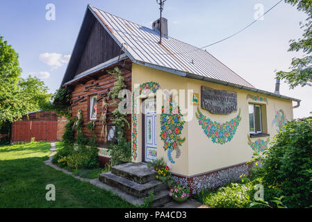 Agriturismo Casa di villaggio Zalipie in Polonia, noto per la sua tradizione locale di dipinti floreali reso famoso dalla popolare artista Curylowa Felicja Foto Stock