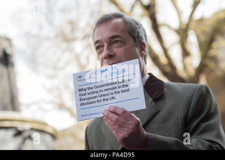 Londra, Regno Unito. Il 15 aprile, 2016. Leader UKIP Nigel Farage insieme con il UKIP Vice Presidente e gli affari interni portavoce Diane James europarlamentare e Peter Whittle Foto Stock