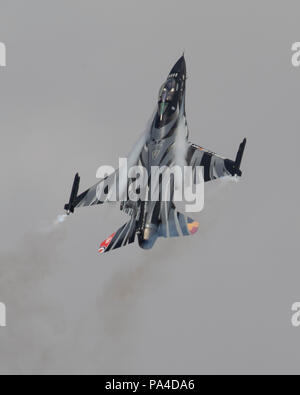 Aria belga Forza F-16 Fighting Falcon 'Dark Falcon' visualizza l'annuale Royal International Air Tattoo Foto Stock