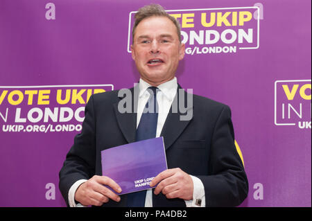 Emmanuel Center, Westminster, London, Regno Unito. 19 Aprile, 2016. Leader UKIP Nigel Farage unisce Peter Whittle, London Mayoral candidato e l'UKIP Londo Foto Stock