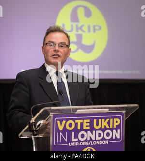 Emmanuel Center, Westminster, London, Regno Unito. 19 Aprile, 2016. Leader UKIP Nigel Farage unisce Peter Whittle, London Mayoral candidato e l'UKIP Londo Foto Stock