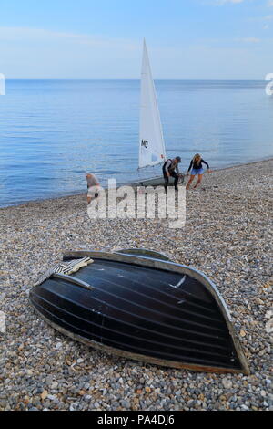 Barche a vela a Lyme Bay vicino al villaggio di birra in East Devon su Jurassic Coast Foto Stock